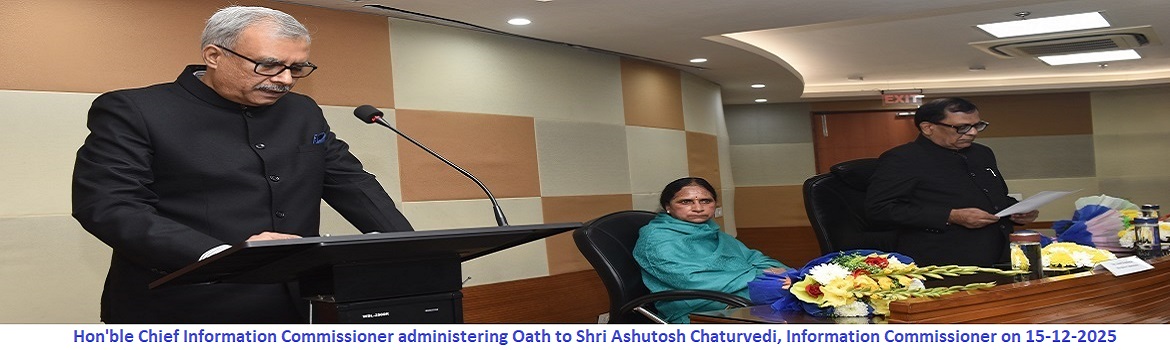 Hon'ble Chief Information Commissioner administering Oath to Shri Ashutosh Chaturvedi, Information Commissioner on 15-12-2025